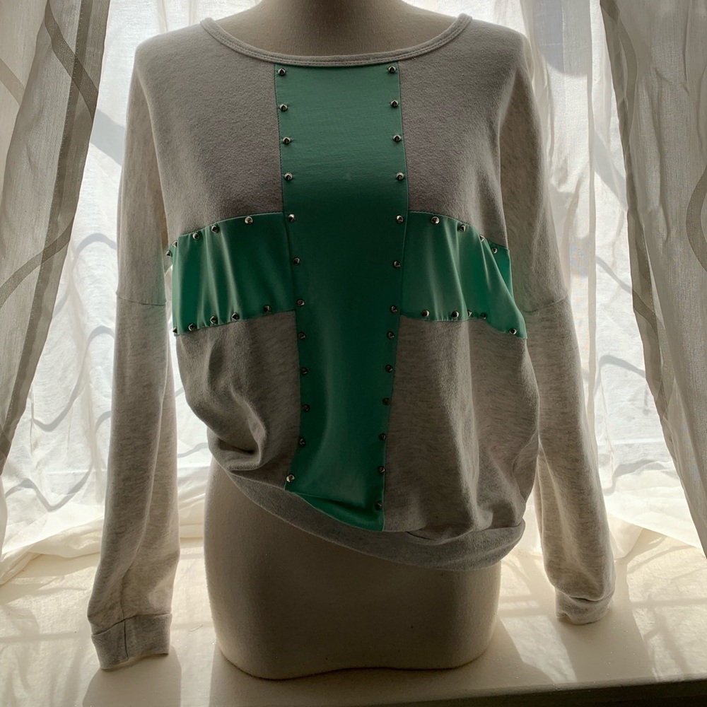 Sweater/ Grey Studs